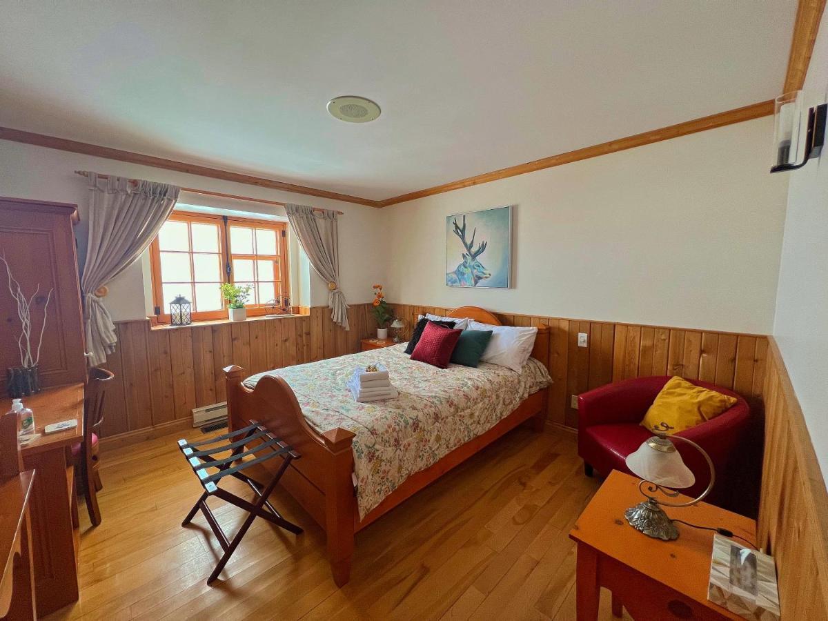 Auberge Au Poste De Traite Sainte-Famille Ngoại thất bức ảnh
