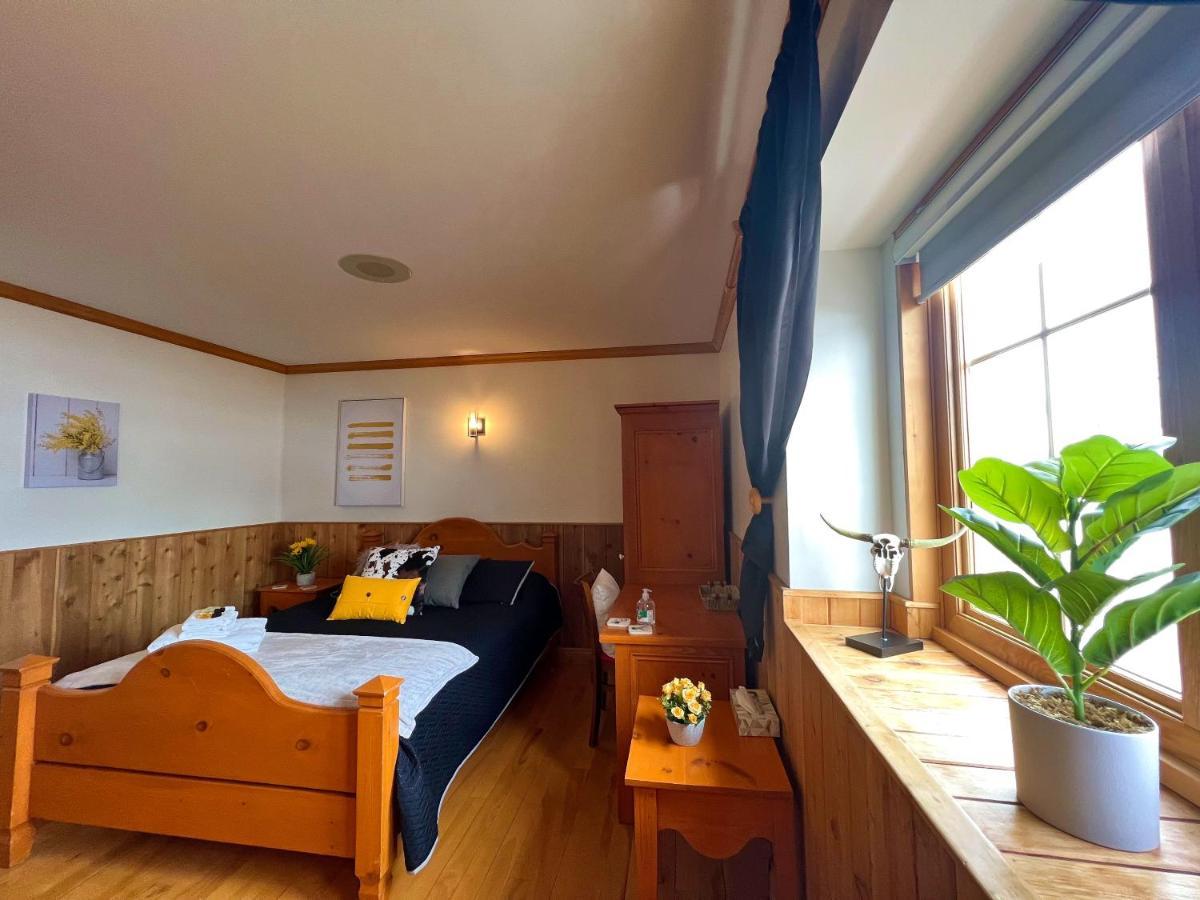 Auberge Au Poste De Traite Sainte-Famille Ngoại thất bức ảnh